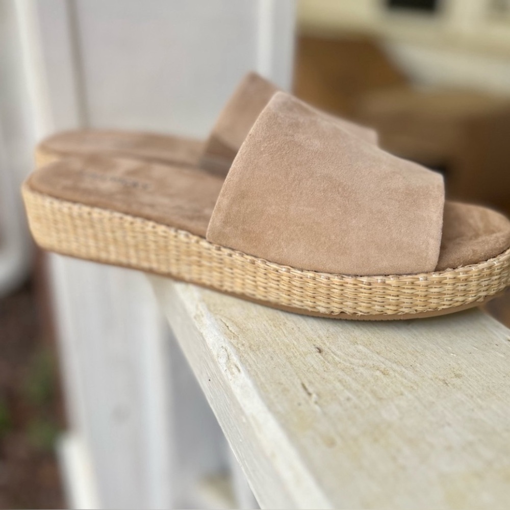 🆕.Lisa & Vicky Elegant Tan Platform Slide Sandals. New in box